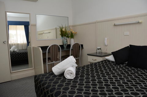 Ben Chifley Motor Inn - Kawana Tourism 18