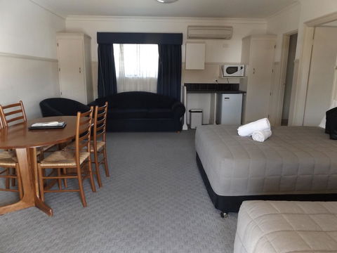 Ben Chifley Motor Inn - Kawana Tourism 24