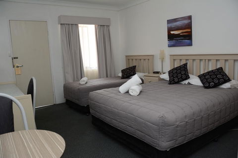 Ben Chifley Motor Inn - Kawana Tourism 14