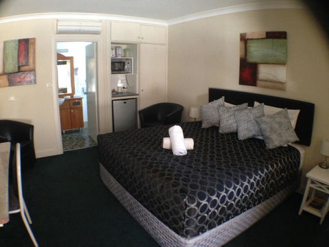 Ben Chifley Motor Inn - Kawana Tourism 22