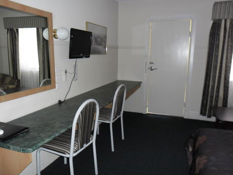 Ben Chifley Motor Inn - Kawana Tourism 40