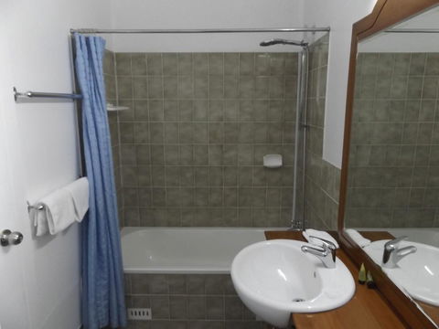 Ben Chifley Motor Inn - Kawana Tourism 11