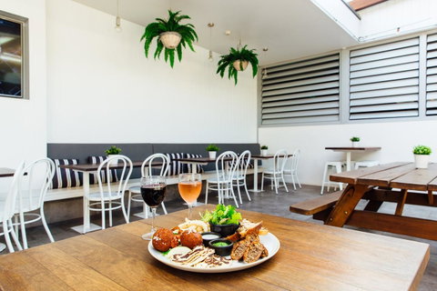 Coniston Hotel Wollongong - Kawana Tourism 10
