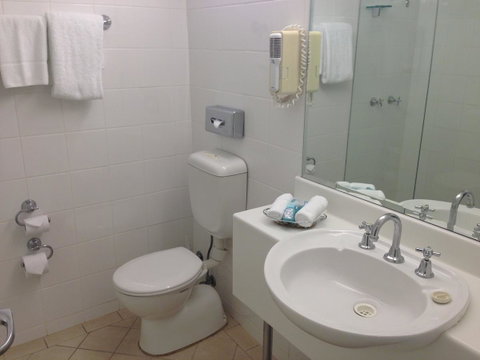 Coogee Sands Hotel & Apartments - Kawana Tourism 6