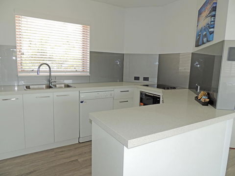 Charlesworth Bay Beach Resort - Kawana Tourism 9