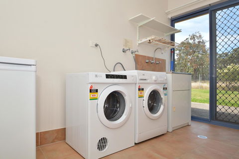 JE Guesthouse, Central To All The Hunter Valley Has To Offer - Kawana Tourism 38