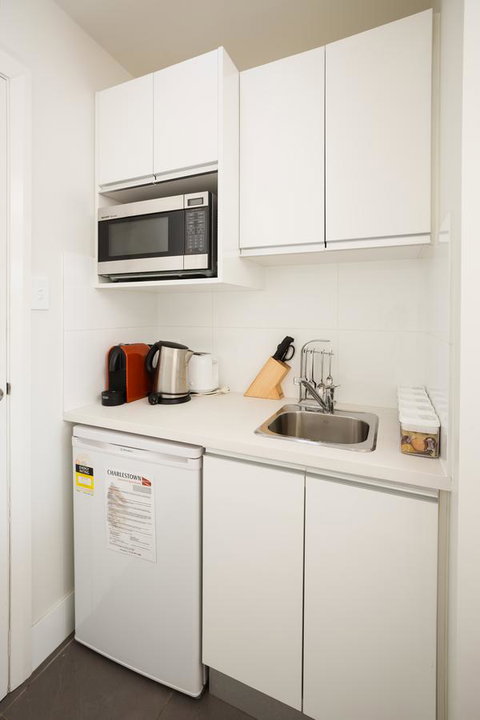 Charlestown Executive Apartments - Kawana Tourism 6