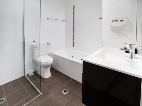 Charlestown Executive Apartments - Kawana Tourism 4