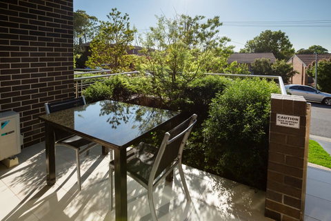 Charlestown Executive Apartments - Kawana Tourism 5