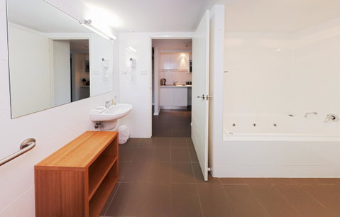 Charlestown Executive Apartments - Kawana Tourism 15