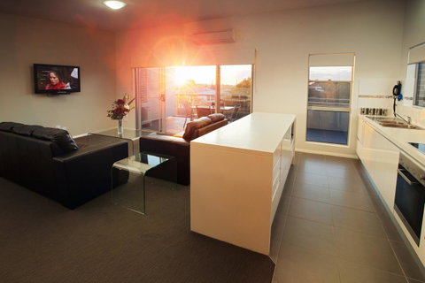Charlestown Executive Apartments - Kawana Tourism 26