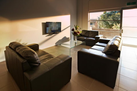 Charlestown Executive Apartments - Kawana Tourism 18