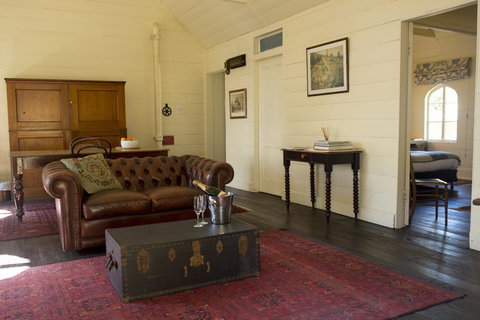 Hillview Heritage Hotel - Kawana Tourism 28