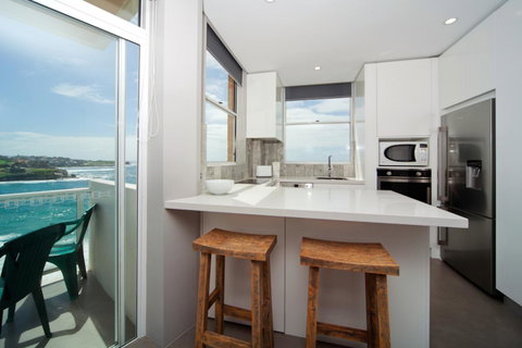 Gorgeous Coogee Views 2 Beds WT21 - Kawana Tourism 4