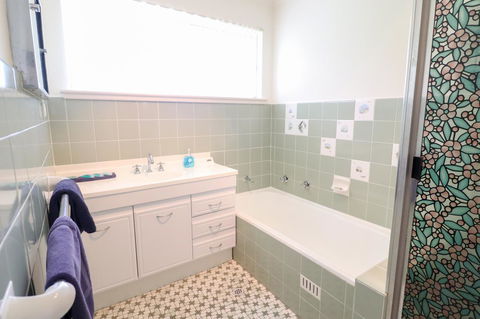Coastal Horizons Beach House - Kawana Tourism 11