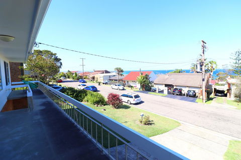 Coastal Horizons Beach House - Kawana Tourism 9
