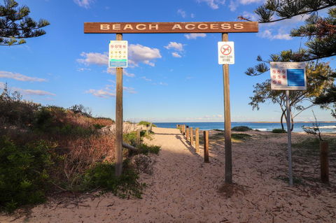 Coastal Horizons Beach House - Kawana Tourism 18