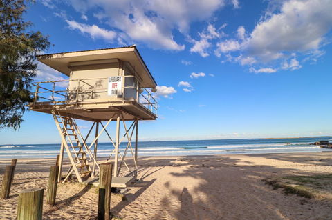 Coastal Horizons Beach House - Kawana Tourism 7