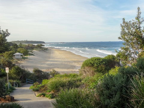 Coastal Horizons Beach House - Kawana Tourism 19