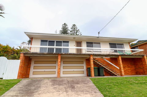 Coastal Horizons Beach House - Kawana Tourism 12