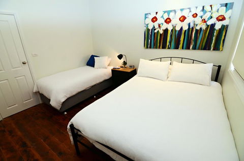 Thelma's Temora - Kawana Tourism 5