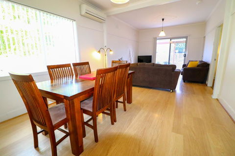 Interlude At Belmont - Kawana Tourism 9