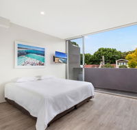 Bondi Beach Studio King Suite  Balcony - Kawana Tourism