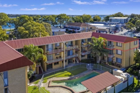 Bribie Beach King Bed Unit Overlooking Pool - Kawana Tourism 1