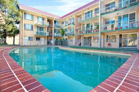 Bribie Beach King Bed Unit Overlooking Pool - Kawana Tourism 0