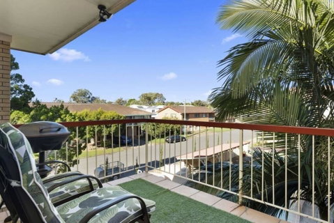 Bribie Beach King Bed Unit Overlooking Pool - Kawana Tourism 2