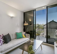 Bright Modern Apartment w Parking and Gym Near CBD - Kawana Tourism