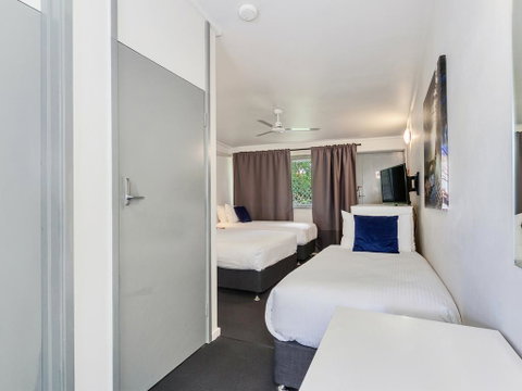 Brook Hotel - Kawana Tourism 2