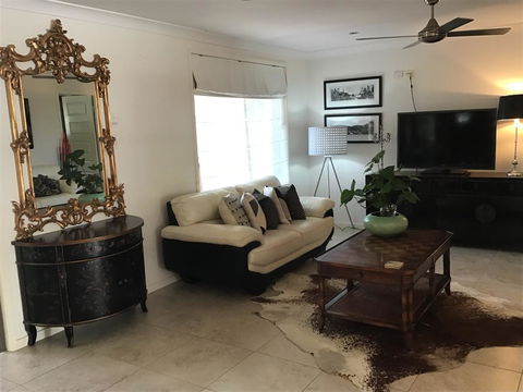 Bunya Cottage - Kawana Tourism 0