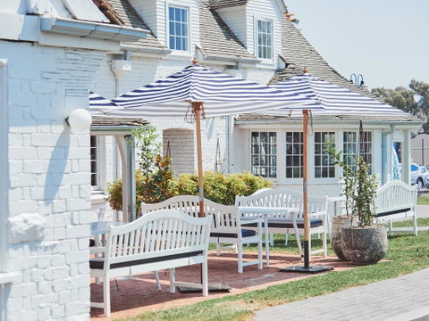Camden Valley Inn - Kawana Tourism 1