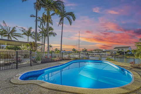 CANAL HOME NEAR MOOLOOLABA - Kawana Tourism 1