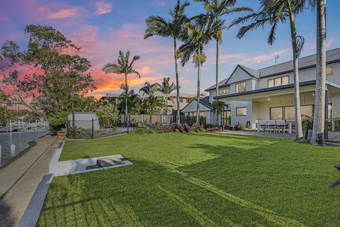 CANAL HOME NEAR MOOLOOLABA - Kawana Tourism 0