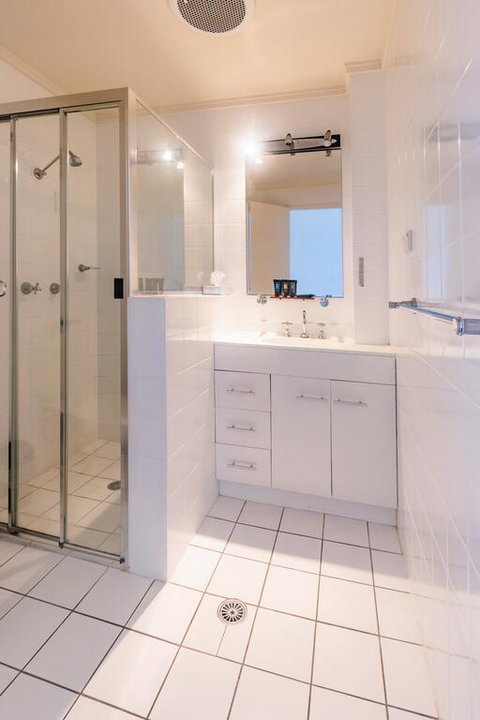 Caravilla Motor Inn - Kawana Tourism 3