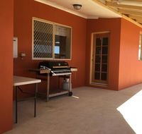 Caretakers Cottage Budget Accommodation - Kawana Tourism