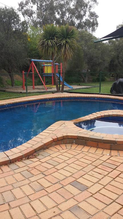 Castle Motel - Kawana Tourism 3