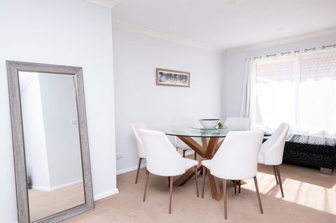 Central March 2 Bed, Walk Everywhere - Kawana Tourism 2