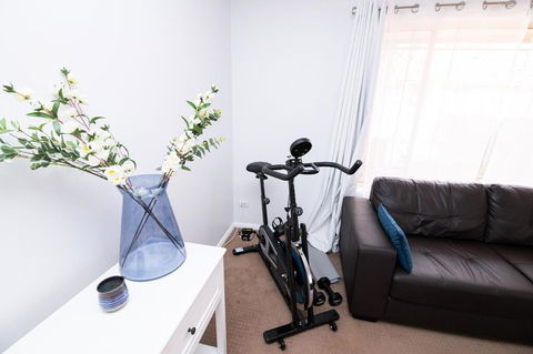Central March 2 Bed, Walk Everywhere - Kawana Tourism 3