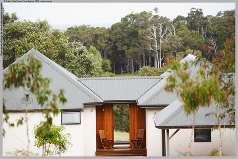 Chandeliers On Abbey - Kawana Tourism 0