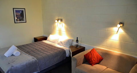 Charles Sturt Motor Inn - Kawana Tourism 0