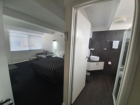 Charles Sturt Motor Inn - Kawana Tourism 3