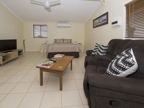 Charleville Bush Cottage - Kawana Tourism 2