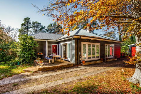 Charming Mountain Cottage - Kawana Tourism 1