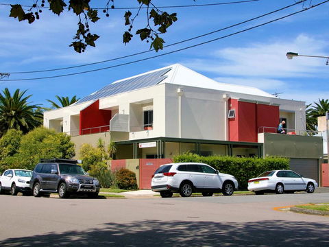Chaucer Palms Boutique B&B - Kawana Tourism 0