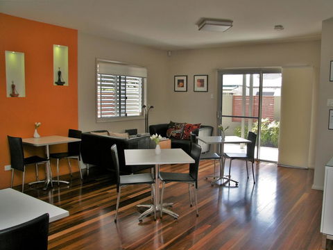 Chaucer Palms Boutique B&B - Kawana Tourism 2