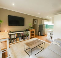 Chic Pet Friendly  500m to the Beach w/ parking - Kawana Tourism