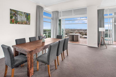 City-Centre Apartment With River Views And Balcony - Kawana Tourism 3